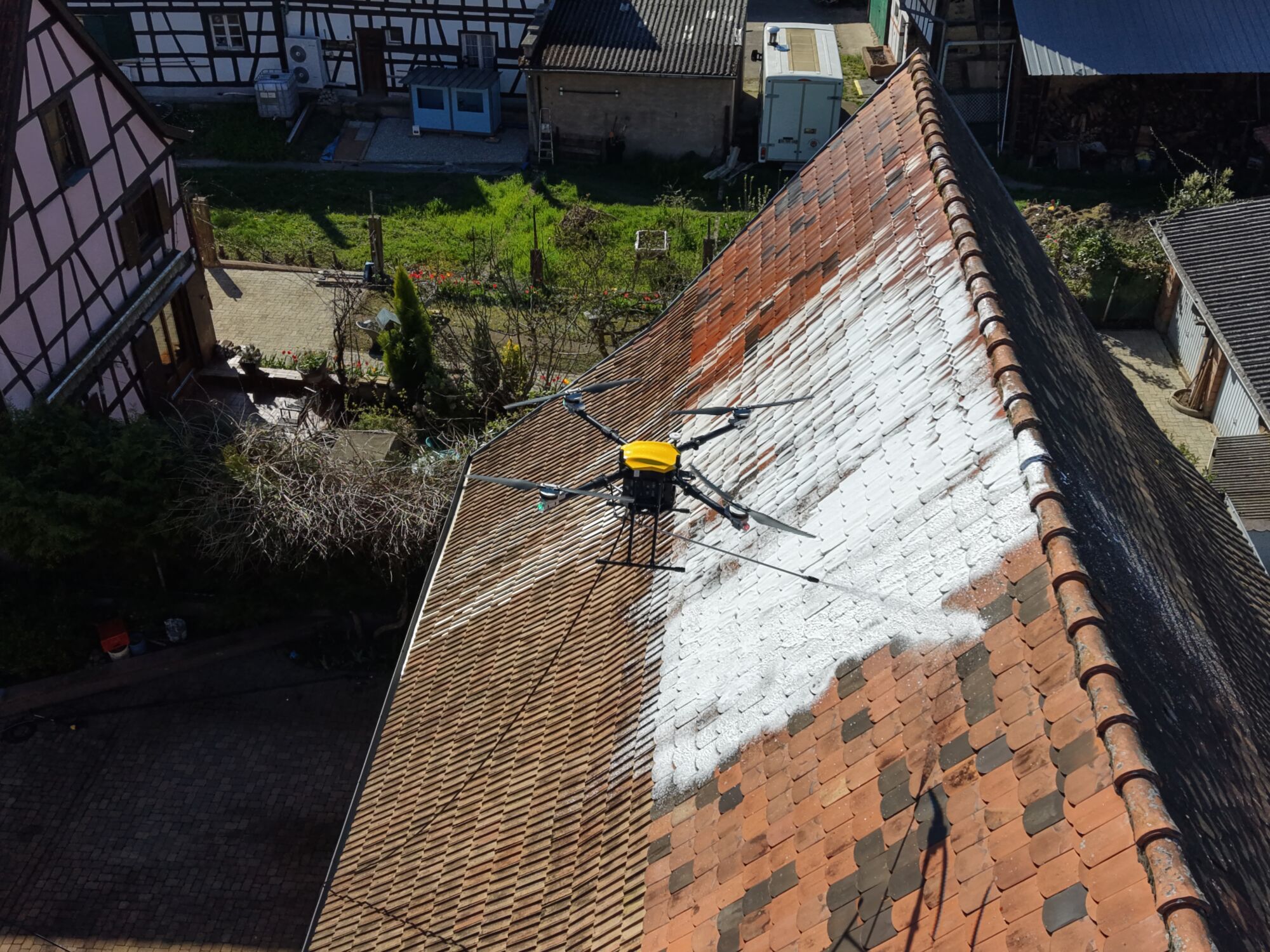 DJI_FLY_20260408_160730_0120_1775682847528_PHOTO | Dard des villes Nettoyage par drone haute pression pour façades et toitures à Strasbourg près de Brumath Bischheim 0